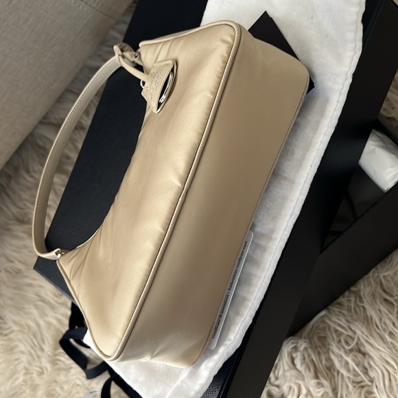 Brand New Prada Re-Edition 2005 mini bag in desert beige - Picture 4 of 5